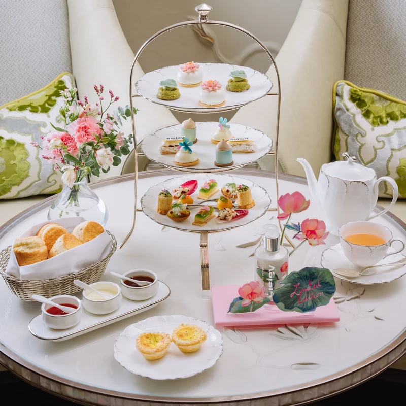 台北文華東方酒店初夏之際攜手Sisley於即日起至8月17日在備受名媛貴婦喜愛的「青隅」打造花漾粉蓮感官下午茶饗宴。 台北文華東方酒店初夏之際攜手Sisley於即日起至8月17日在備受名媛貴婦喜愛的「青隅」打造花漾粉蓮感官下午茶饗宴。