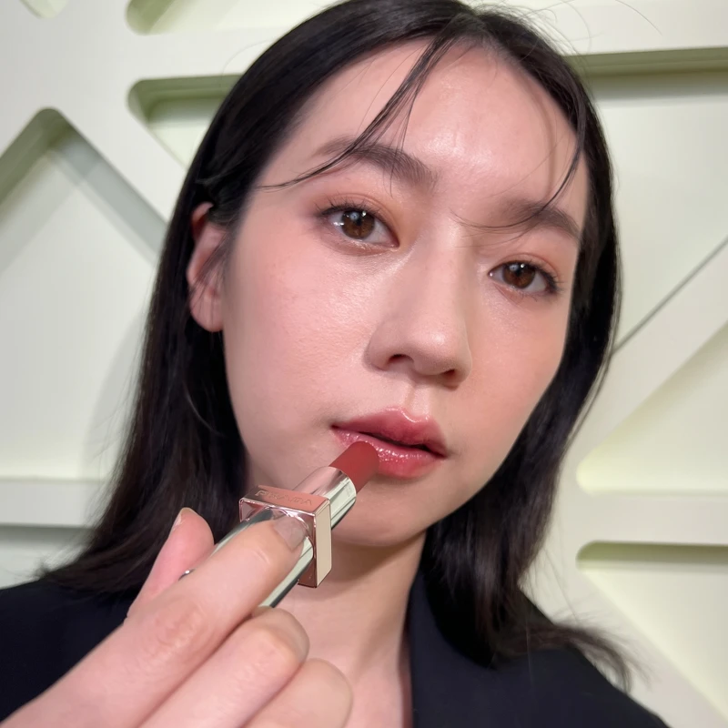 PRADA原生稜光水唇膏(#U020稜光紅)實擦試色。