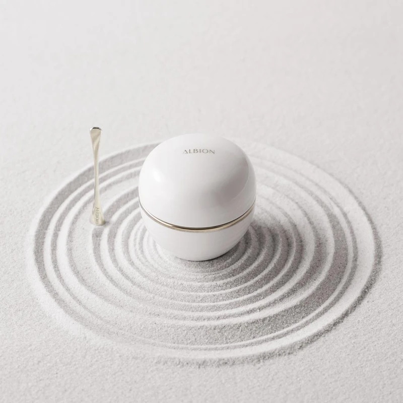 ALBION匠心凝時之霜50g,NT33,000(補充蕊NT27,500 ALBION匠心凝時之霜50g,NT33,000(補充蕊NT27,500