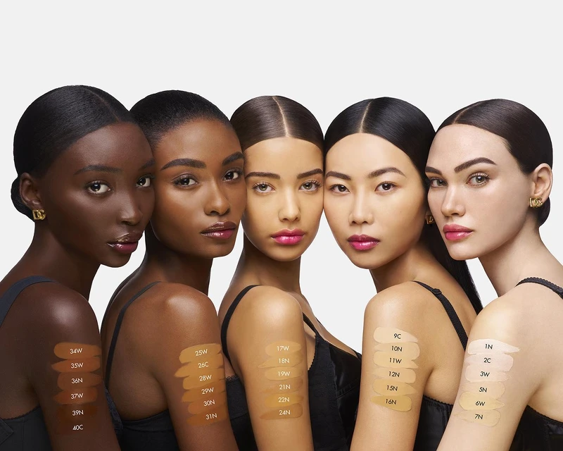 DOLCE&GABBANA天生美膚藍莓精萃粉露SPF 20/PA+++30色試色示意圖。