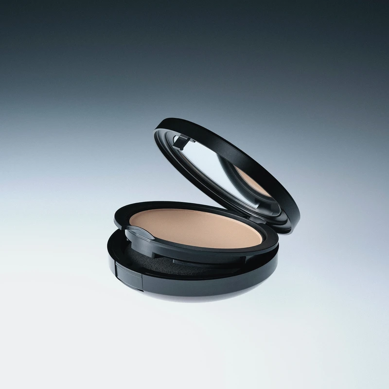 M.A.C超持妝柔焦輕粉餅，NT1,800。補充蕊NT1,450