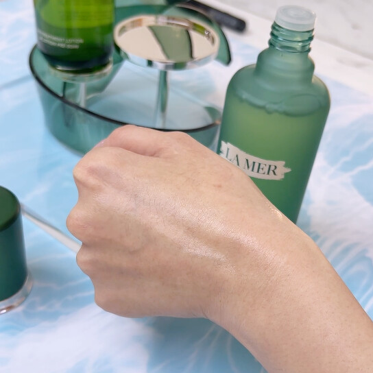 LA MER超能平衡精華露質地示意。150ml,NT6,000 LA MER超能平衡精華露質地示意。150ml,NT6,000