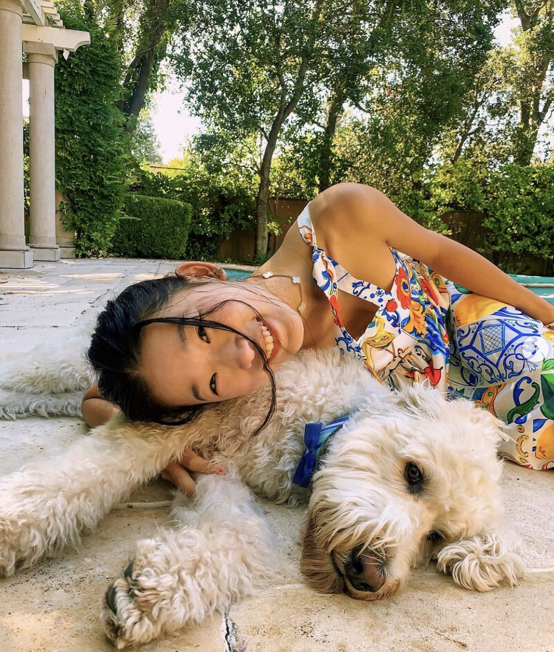 Becca Bloom除了分享富豪生活的點滴,也很常公開他跟愛犬的互動。 Becca Bloom除了分享富豪生活的點滴,也很常公開他跟愛犬的互動。