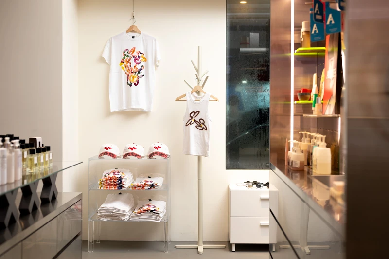 《IN HER ROOM》展覽限定聯名商品。 《IN HER ROOM》展覽限定聯名商品。