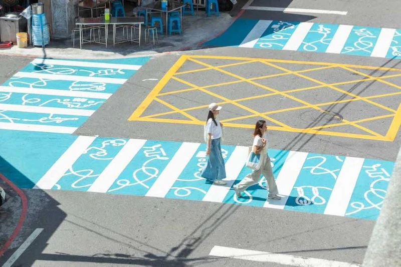 呼應全新商圈品牌視覺的馬路標線。(圖片來源:台灣設計研究院) 呼應全新商圈品牌視覺的馬路標線。(圖片來源:台灣設計研究院)