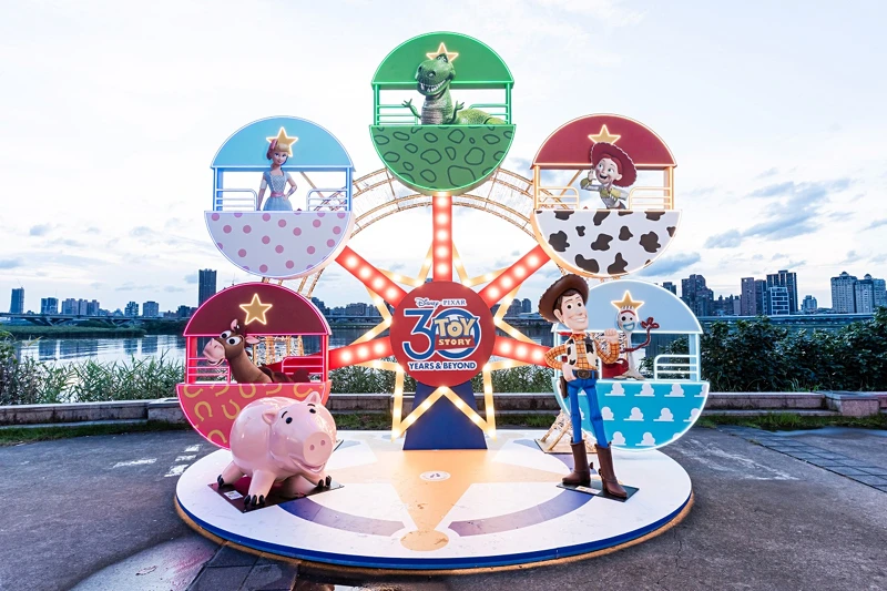 《玩具總動員》胡迪與玩具夥伴，搭配摩天輪成打卡熱點