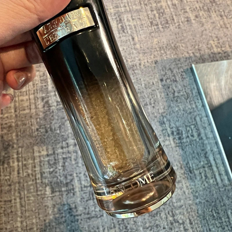 LANCOME 蘭蔻絕對完美黑鑽奢燦超導活萃擁有一顆顆的「黑鑽金緻超導微囊」。 LANCOME 蘭蔻絕對完美黑鑽奢燦超導活萃擁有一顆顆的「黑鑽金緻超導微囊」。