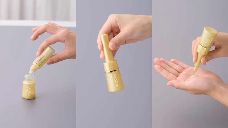 使用時先打開瓶蓋,將精華搖勻後倒入APPS粉末中。待約1-2分鐘,將瓶身輕輕左右搖晃,使APPS與精華液充分混合(勿大力搖晃,避免形成泡沫)。接著除去滴管上的瓶蓋,輕按滴管以滴出美容液,並塗抹於額頭、兩頰及下巴。 使用時先打開瓶蓋,將精華搖勻後倒入APPS粉末中。待約1-2分鐘,將瓶身輕輕左右搖晃,使APPS與精華液充分混合(勿大力搖晃,避免形成泡沫)。接著除去滴管上的瓶蓋,輕按滴管以滴出美容液,並塗抹於額頭、兩頰及下巴。