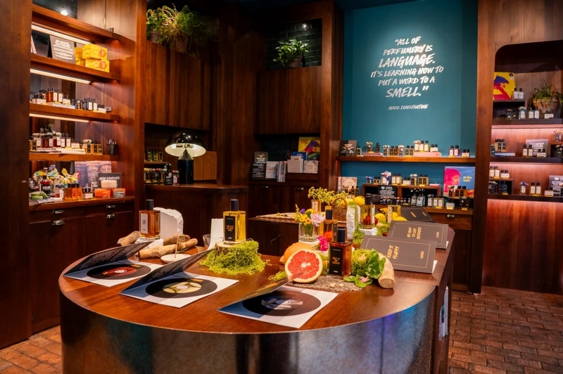 LUSH即日起至8/31在台北忠孝店舉辦音樂靈感香氛展:7 支香水,7 種氣味樂章。 LUSH即日起至8/31在台北忠孝店舉辦音樂靈感香氛展:7 支香水,7 種氣味樂章。