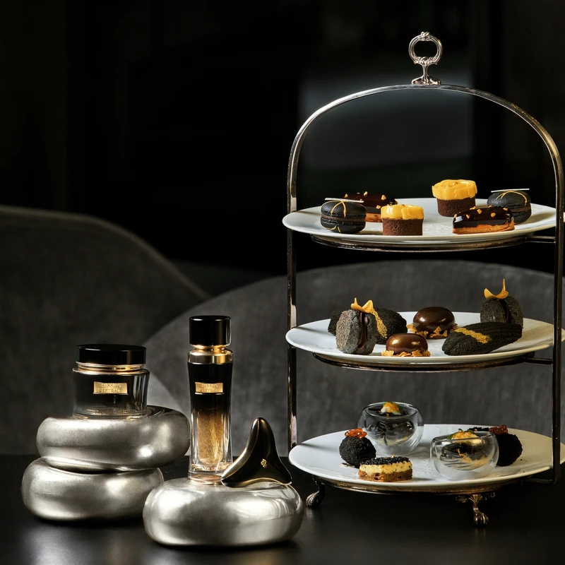 蘭蔻X台北寒舍艾美酒店「北緯二十五」黑鑽奢華聯名午茶饗宴情境圖。 蘭蔻X台北寒舍艾美酒店「北緯二十五」黑鑽奢華聯名午茶饗宴情境圖。