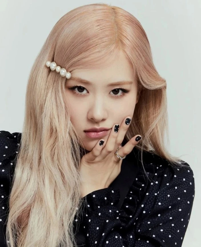 2025美甲推荐15款範本！俏皮有个性，BLACKPINK Rose黑白圆点更掀风潮