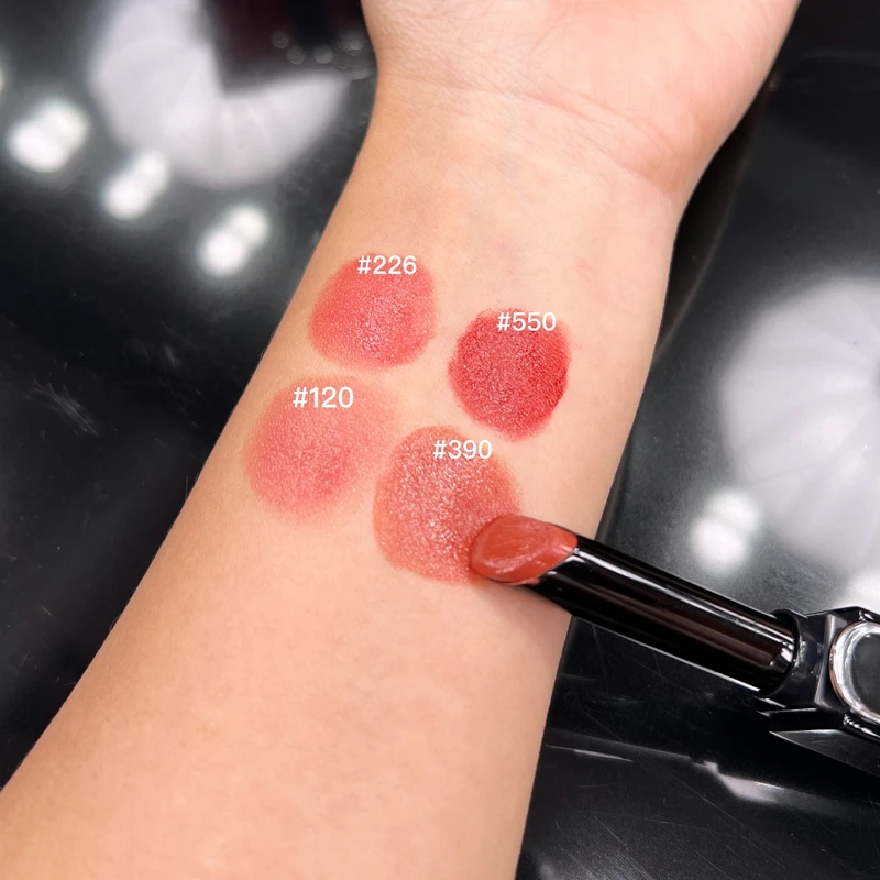 迪奧巨星持色唇膏#120、#226、#390、#550手部試色。 迪奧巨星持色唇膏#120、#226、#390、#550手部試色。