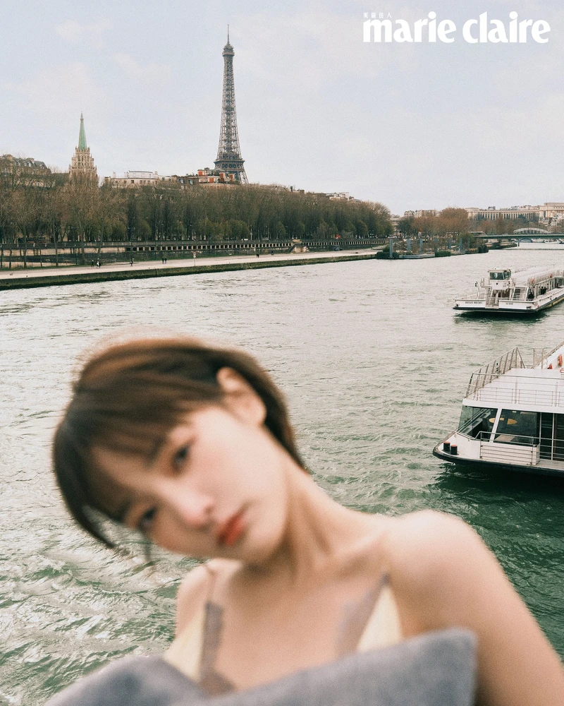 異材質拼接蕾絲平口連身裙，Louis Vuitton。