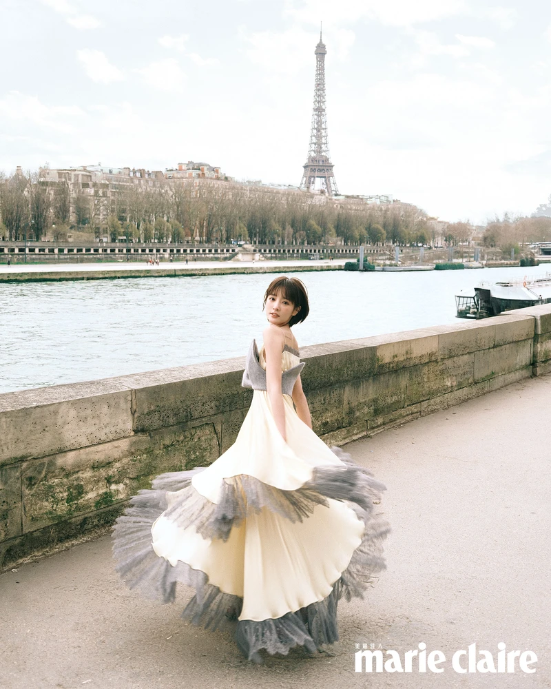 異材質拼接蕾絲平口連身裙，Louis Vuitton。