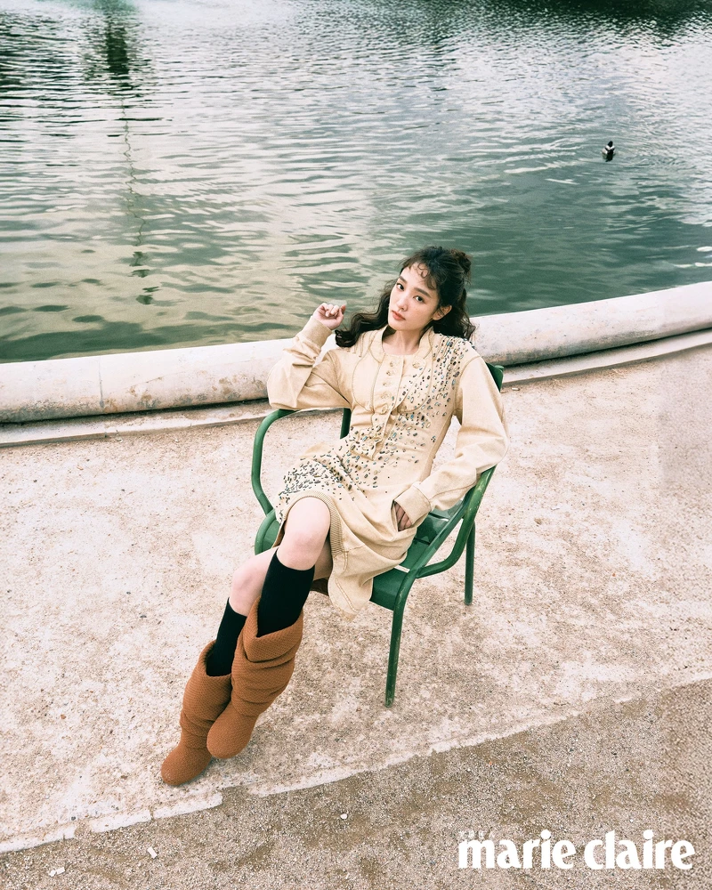 珠寶綴飾弧形下擺連身衣、黑色長襪、中高楔跟靴子，all by Louis Vuitton。