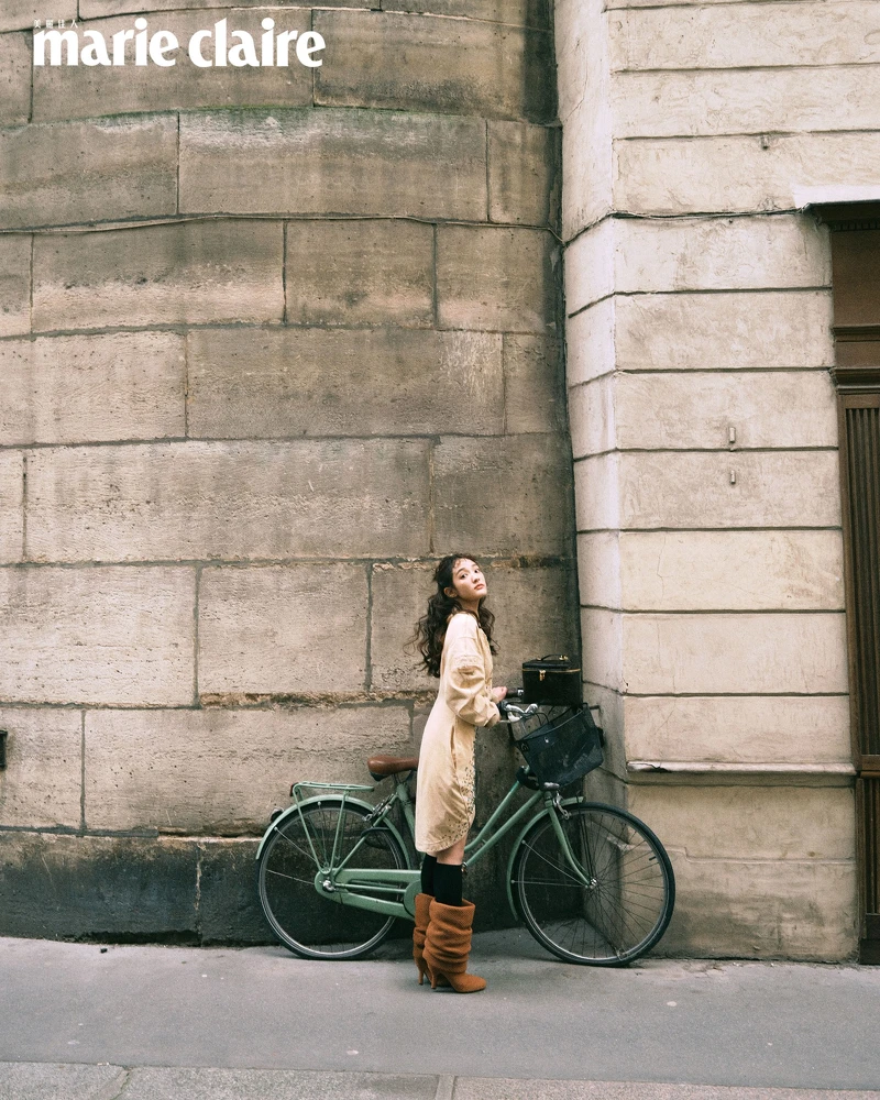 珠寶綴飾弧形下擺連身衣、黑色長襪、中高楔跟靴子，all by Louis Vuitton。