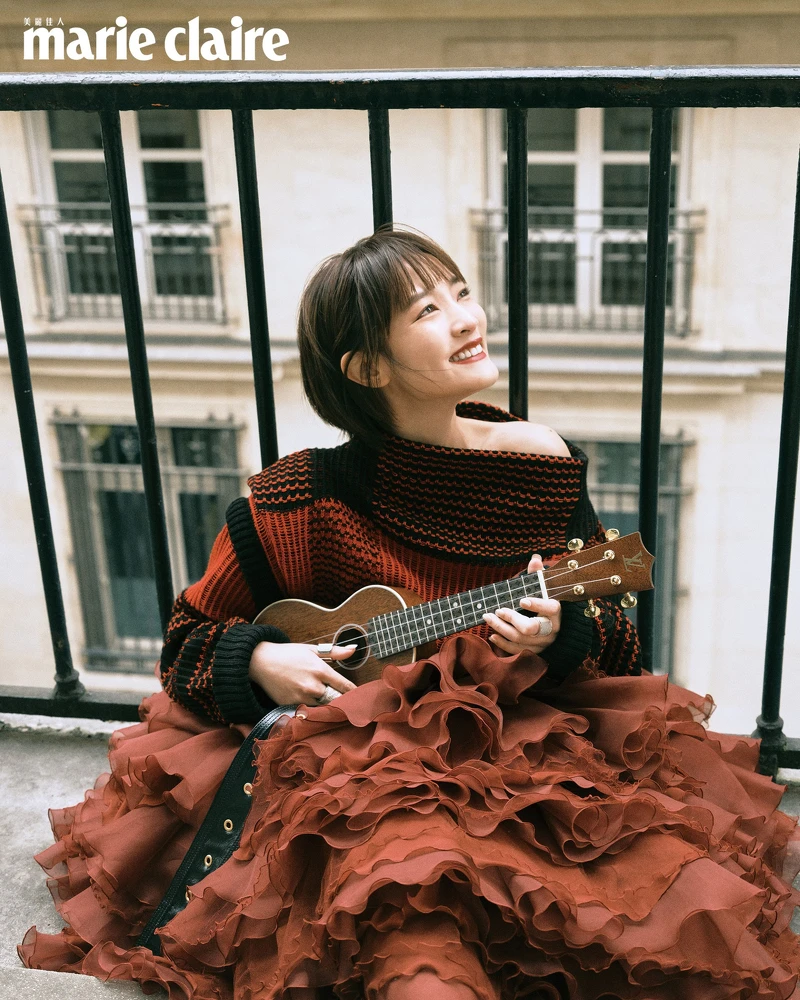 幾何風格針織上衣，多層次蛋糕裙、黑色寬版腰帶、Monogram Heritage戒指套裝、烏克麗麗，all by Louis Vuitton。