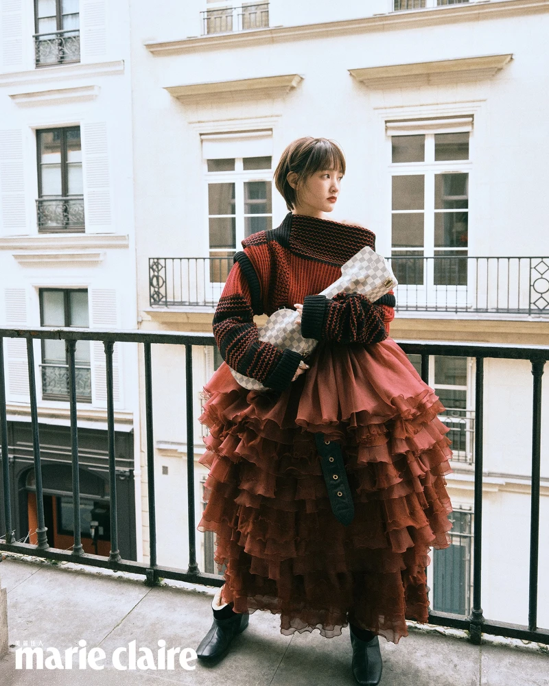 幾何風格針織上衣，多層次蛋糕裙、黑色寬版腰帶、Monogram Heritage戒指套裝、烏克麗麗，all by Louis Vuitton。