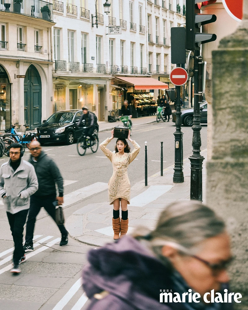 珠寶綴飾弧形下擺連身衣、黑色長襪、中高楔跟靴子、Monogram 壓花粒面手提袋，all by Louis Vuitton。