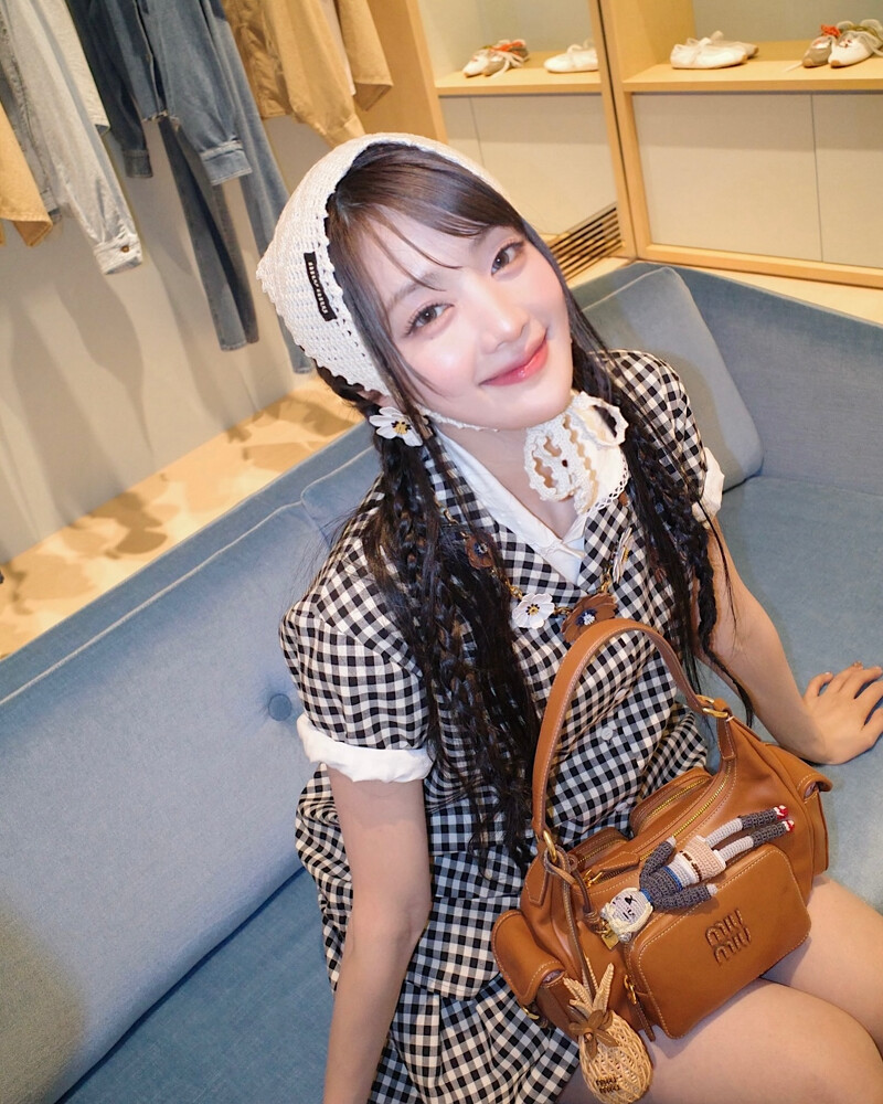 (G)I-DLE Minnie 將 Miu Miu 吊飾掛在焦糖色 Pocket 納帕皮革手袋上