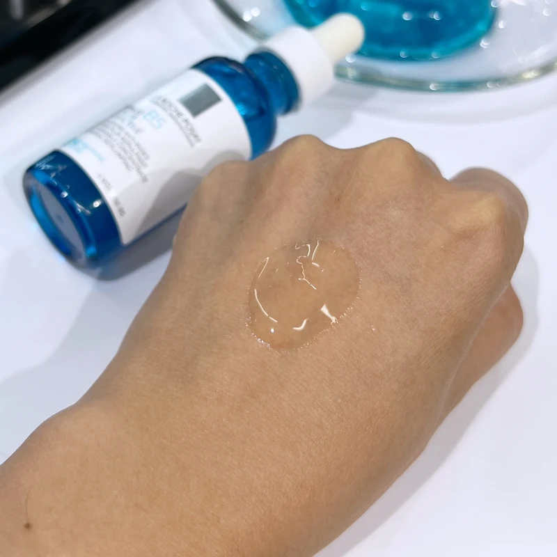 理膚寶水「B5小藍瓶」極效B5彈潤超修復精華質地示意。30ml,NT1,840、50ml,NT2,350 理膚寶水「B5小藍瓶」極效B5彈潤超修復精華質地示意。30ml,NT1,840、50ml,NT2,350