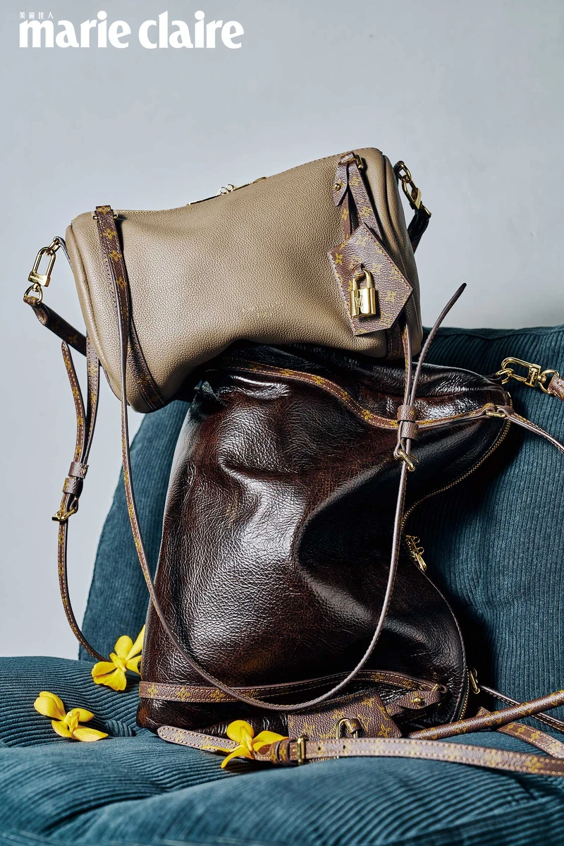 Louis Vuitton Express 包款的粒面皮革與 Monogram 手柄與鑰匙包帆布細節 Louis Vuitton Express 包款的粒面皮革與 Monogram 手柄與鑰匙包帆布細節