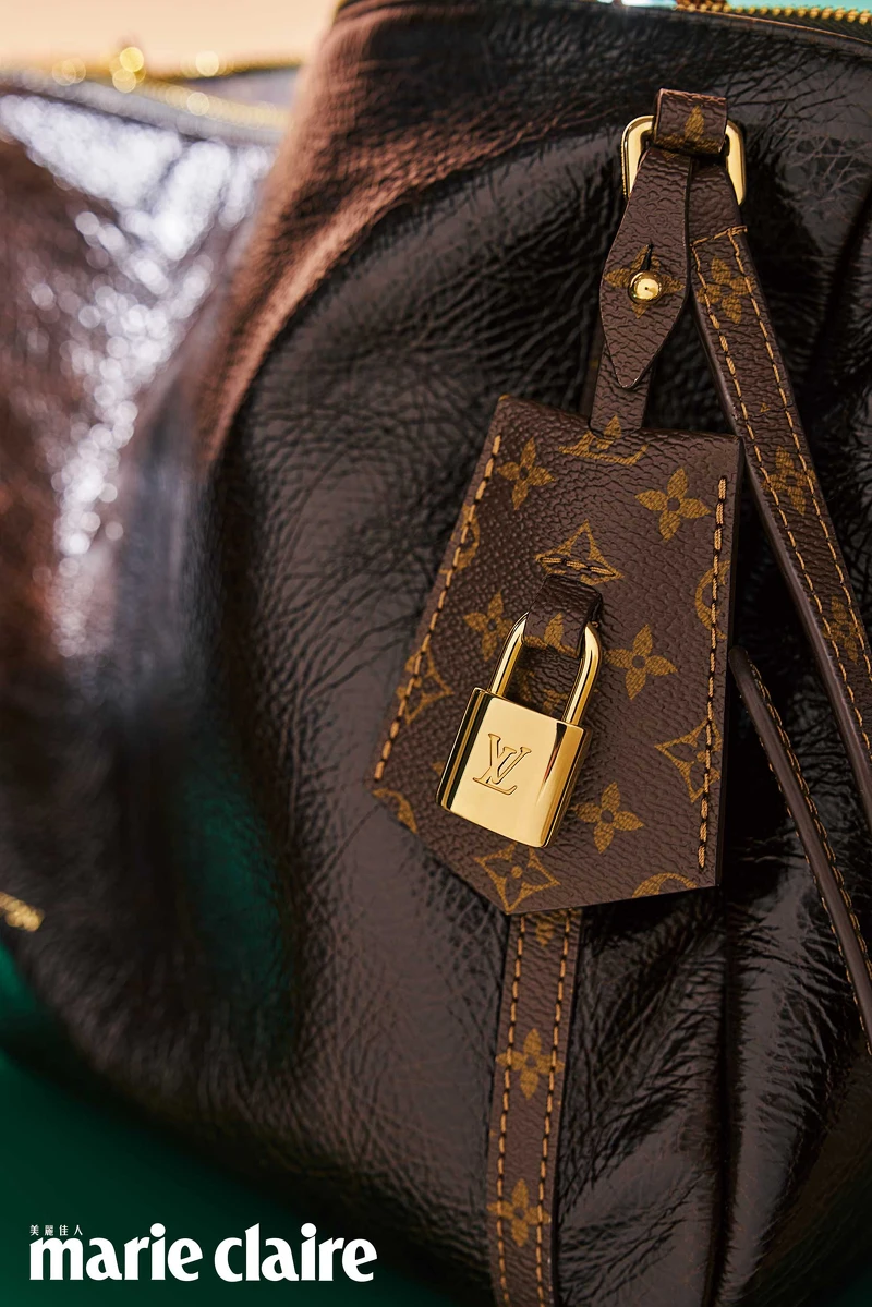 Louis Vuitton Express 包款細節:Monogram 帆布手柄與金色掛鎖