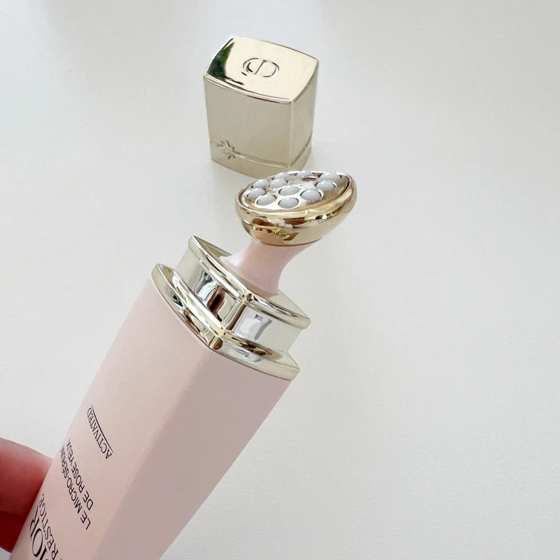 迪奧精萃再生微導眼凝萃的360°彈性微導按摩壓頭。 迪奧精萃再生微導眼凝萃的360°彈性微導按摩壓頭。