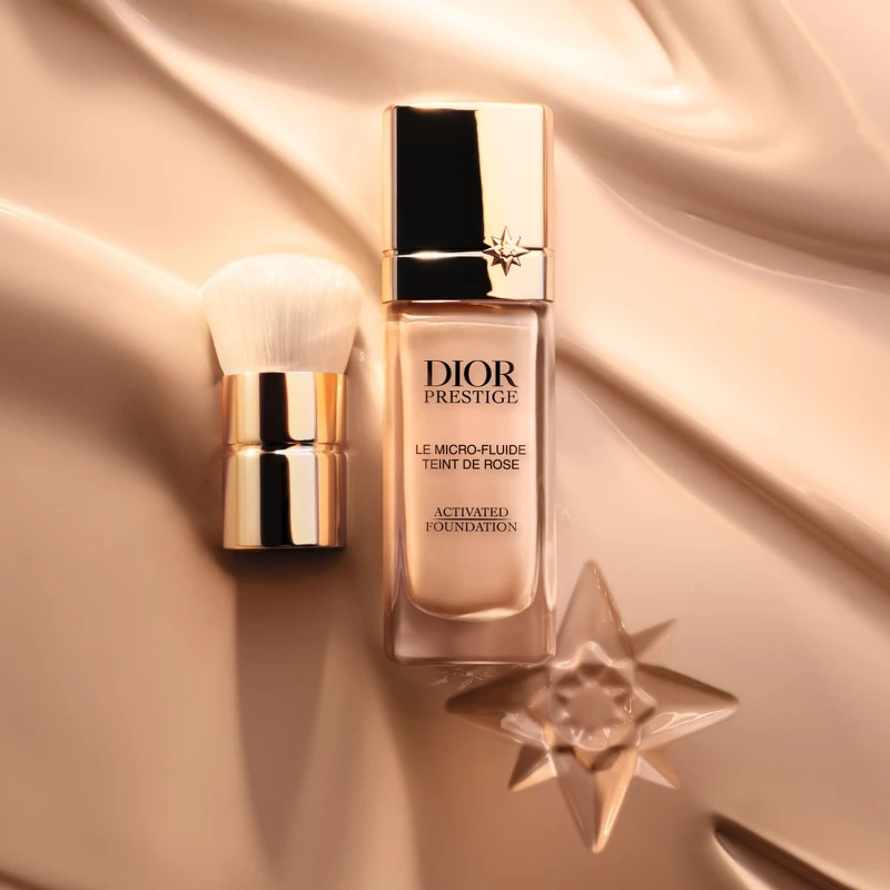 迪奧精萃再生玫瑰微導粉底情境圖。 迪奧精萃再生玫瑰微導粉底情境圖。