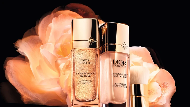 迪奧精萃再生玫瑰微導精露與迪奧精萃再生玫瑰微導粉底情境圖。 迪奧精萃再生玫瑰微導精露與迪奧精萃再生玫瑰微導粉底情境圖。