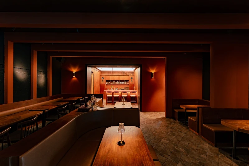 中間則偏向典型酒吧的開放氛圍。