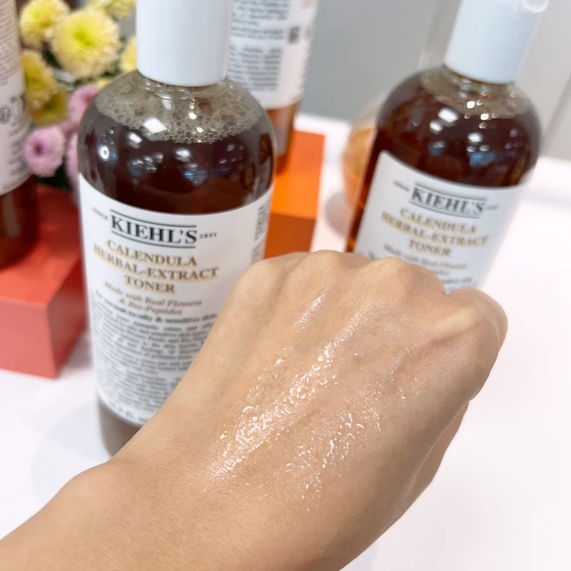 Kiehl’s契爾氏金盞花精華修護化妝水質地示意。 Kiehl’s契爾氏金盞花精華修護化妝水質地示意。