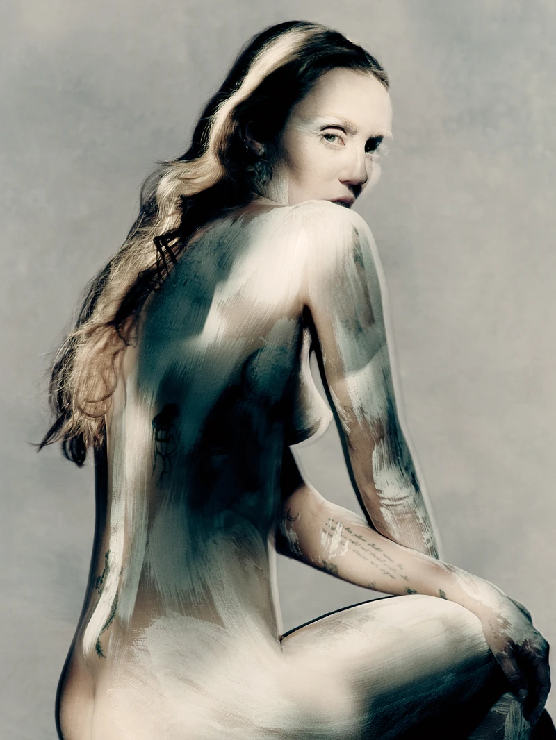 Maison Margiela 攜手 Miley Cyrus 呈現 2025 秋冬系列形象。