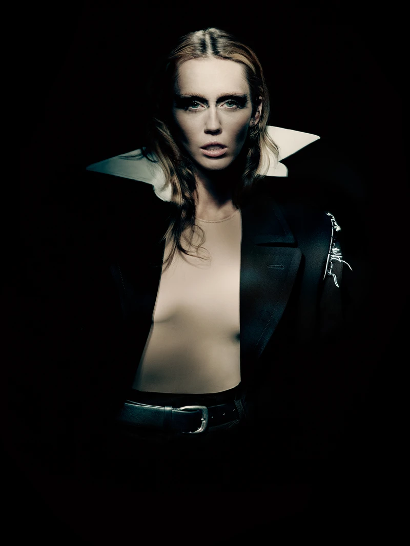 Maison Margiela 攜手 Miley Cyrus 呈現 2025 秋冬系列形象。