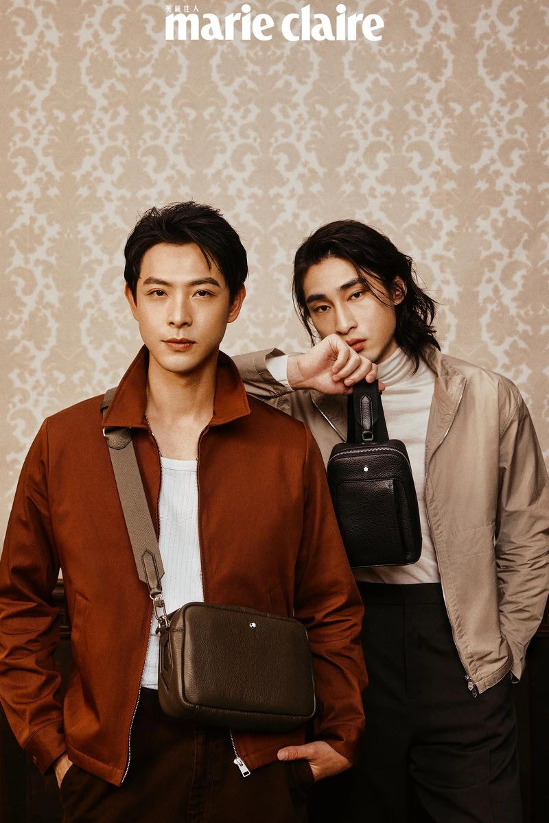連晨翔:紅棕色拉鍊外套 、咖啡色長褲、休閒鞋,all by Sandro;白色背心,H&M;Grian Crossbody斜背包,Montblanc;項鍊,Hermès。;章廣辰:白色毛衣、淺卡其風衣外套、深棕色直筒褲 all by Hermès;Grian On Body斜背包,Montblanc,編織黑色皮鞋,Allsaints。 連晨翔:紅棕色拉鍊外套 、咖啡色長褲、休閒鞋,all by Sandro;白色背心,H&M;Grian Crossbody斜背包,Montblanc;項鍊,Hermès。;章廣辰:白色毛衣、淺卡其風衣外套、深棕色直筒褲 all by Hermès;Grian On Body斜背包,Montblanc,編織黑色皮鞋,Allsaints。