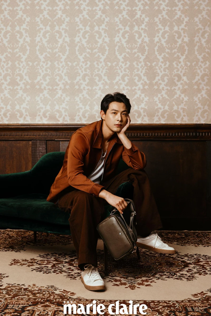 紅棕色拉鍊外套 、咖啡色長褲、休閒鞋,all by Sandro;白色背心,H&M;Grian Crossbody斜背包,Montblanc;項鍊,Hermès。 紅棕色拉鍊外套 、咖啡色長褲、休閒鞋,all by Sandro;白色背心,H&M;Grian Crossbody斜背包,Montblanc;項鍊,Hermès。