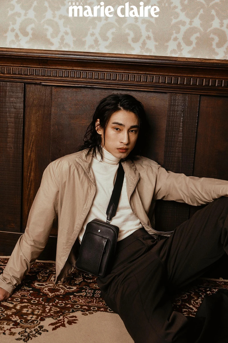 白色毛衣、淺卡其風衣外套、深棕色直筒褲 all by Hermès;Grian On Body斜背包,Montblanc,編織黑色皮鞋,Allsaints。 白色毛衣、淺卡其風衣外套、深棕色直筒褲 all by Hermès;Grian On Body斜背包,Montblanc,編織黑色皮鞋,Allsaints。