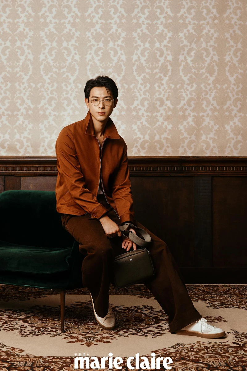 紅棕色拉鍊外套 、咖啡色長褲、休閒鞋,all by Sandro;白色背心,H&M;Grian Crossbody斜背包,Montblanc;項鍊,Hermès;銀框眼鏡,Gentle Monster。 紅棕色拉鍊外套 、咖啡色長褲、休閒鞋,all by Sandro;白色背心,H&M;Grian Crossbody斜背包,Montblanc;項鍊,Hermès;銀框眼鏡,Gentle Monster。