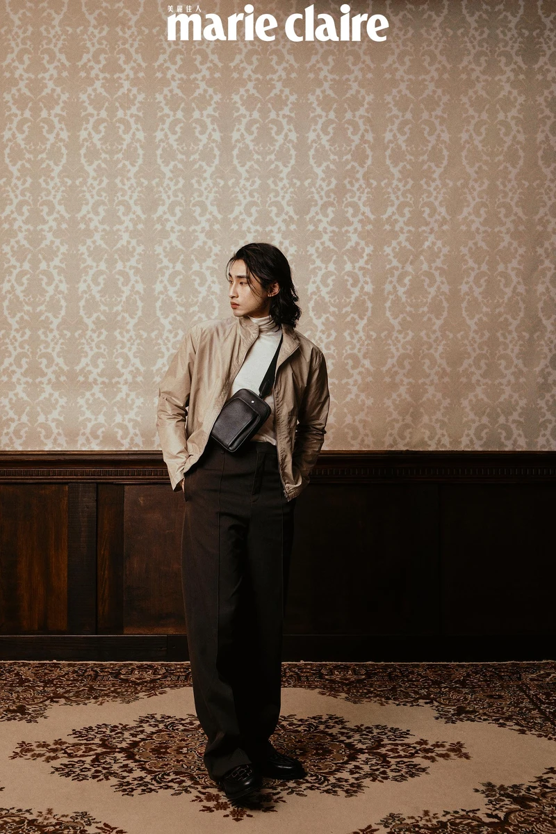 白色毛衣、淺卡其風衣外套、深棕色直筒褲 all by Hermès;Grian On Body斜背包,Montblanc,編織黑色皮鞋,Allsaints。 白色毛衣、淺卡其風衣外套、深棕色直筒褲 all by Hermès;Grian On Body斜背包,Montblanc,編織黑色皮鞋,Allsaints。