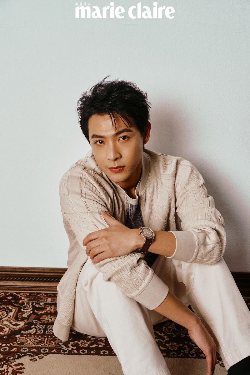 米色織紋外套,Allsaints;短袖上衣、米色長褲、灰色休閒鞋,all by Boss;1858系列日期顯示自動零氧腕錶,Montblanc。 米色織紋外套,Allsaints;短袖上衣、米色長褲、灰色休閒鞋,all by Boss;1858系列日期顯示自動零氧腕錶,Montblanc。