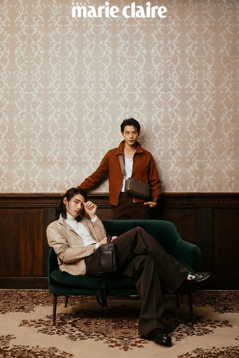 連晨翔:紅棕色拉鍊外套 、咖啡色長褲、休閒鞋,all by Sandro;白色背心,H&M;Grian Crossbody斜背包,Montblanc;項鍊,Hermès。;章廣辰:白色毛衣、淺卡其風衣外套、深棕色直筒褲 all by Hermès;Grian On Body斜背包,Montblanc,編織黑色皮鞋,Allsaints。 連晨翔:紅棕色拉鍊外套 、咖啡色長褲、休閒鞋,all by Sandro;白色背心,H&M;Grian Crossbody斜背包,Montblanc;項鍊,Hermès。;章廣辰:白色毛衣、淺卡其風衣外套、深棕色直筒褲 all by Hermès;Grian On Body斜背包,Montblanc,編織黑色皮鞋,Allsaints。