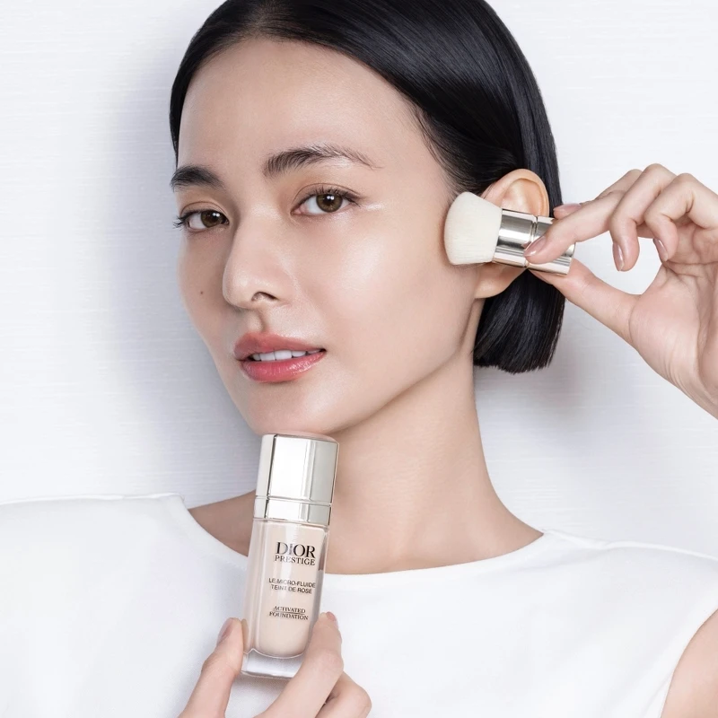 迪奧精萃再生玫瑰微導粉底妝感示意。 迪奧精萃再生玫瑰微導粉底妝感示意。