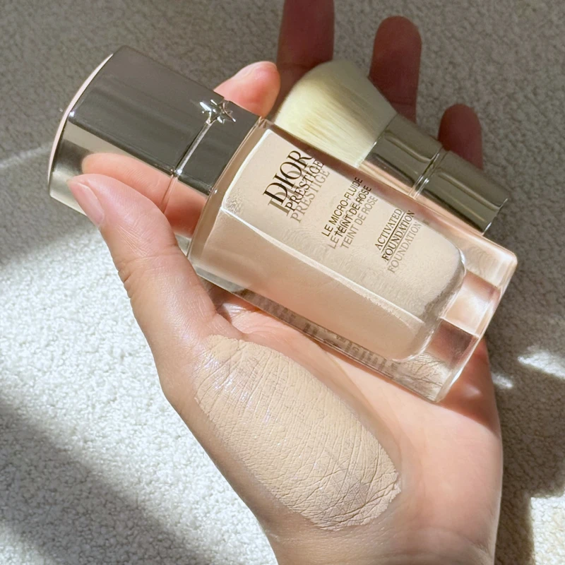 迪奧精萃再生玫瑰微導粉底#1N手部試色。 迪奧精萃再生玫瑰微導粉底#1N手部試色。