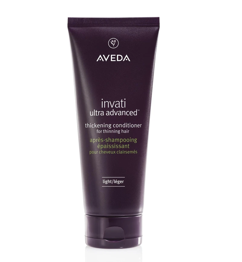 蘊活煥欣潤髮乳:200ml NT.1800 / 1000ml NT.6600 月桃成分可強化髮幹,讓髮絲不易斷裂也更加立體蓬鬆。印度鵝莓則能包覆髮絲,讓頭髮看起來更粗、更豐盈。頭髮變粗時,頭髮整體的色彩濃度提高,視覺上就更不容易穿透頭皮,提供更完美的視覺豐盈感。