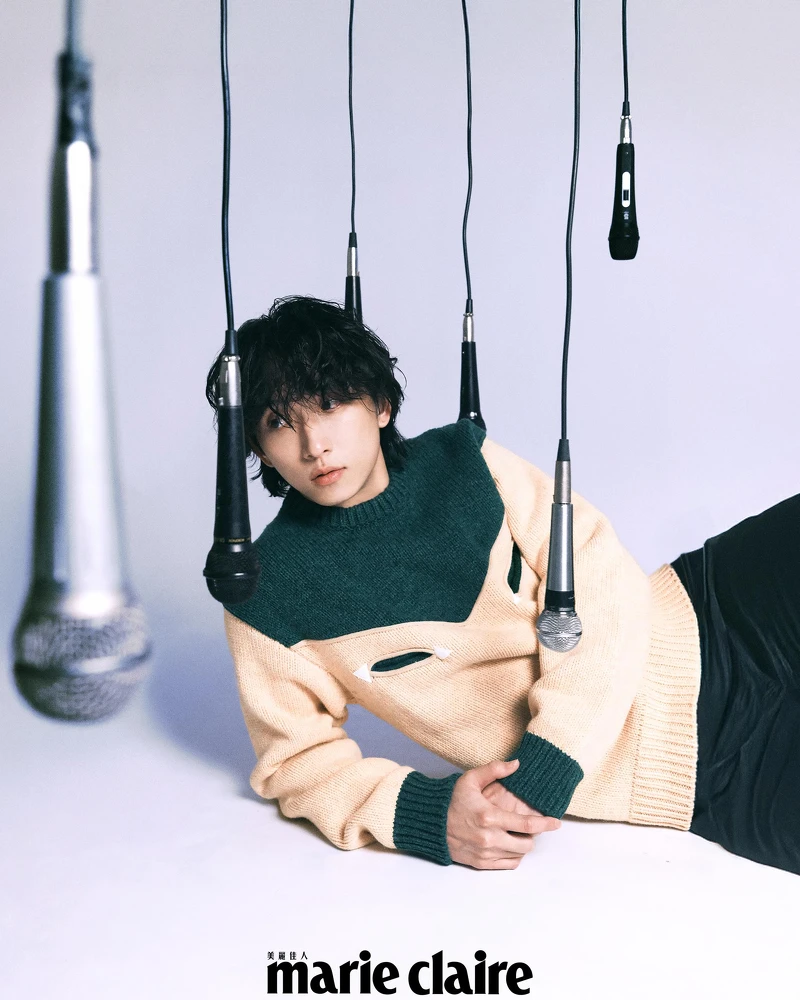 籃球項鍊、撞色毛衣,both by Prada;黑色皮褲,Fendi。 籃球項鍊、撞色毛衣,both by Prada;黑色皮褲,Fendi。