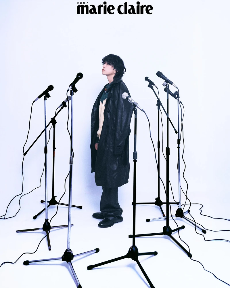 籃球項鍊、撞色毛衣,both by Prada;黑色皮大衣,Allsaints;黑色皮褲,Fendi;皮鞋,Gucci。 籃球項鍊、撞色毛衣,both by Prada;黑色皮大衣,Allsaints;黑色皮褲,Fendi;皮鞋,Gucci。