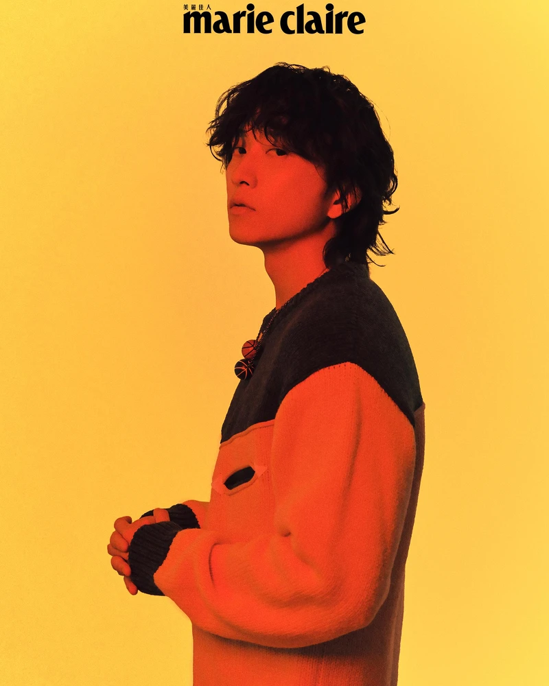 籃球項鍊、撞色毛衣,both by Prada。 籃球項鍊、撞色毛衣,both by Prada。