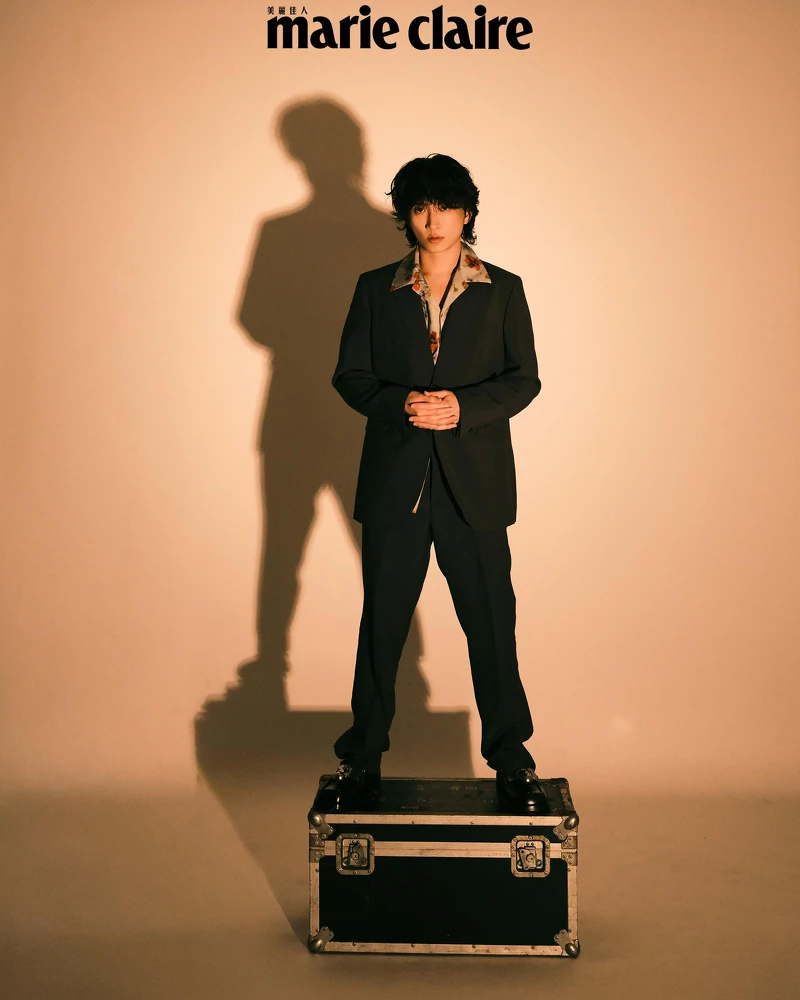 灰色西裝外套、灰色西裝長褲、金屬吊環樂福鞋,all by Prada;印花襯衫,Loewe。 灰色西裝外套、灰色西裝長褲、金屬吊環樂福鞋,all by Prada;印花襯衫,Loewe。