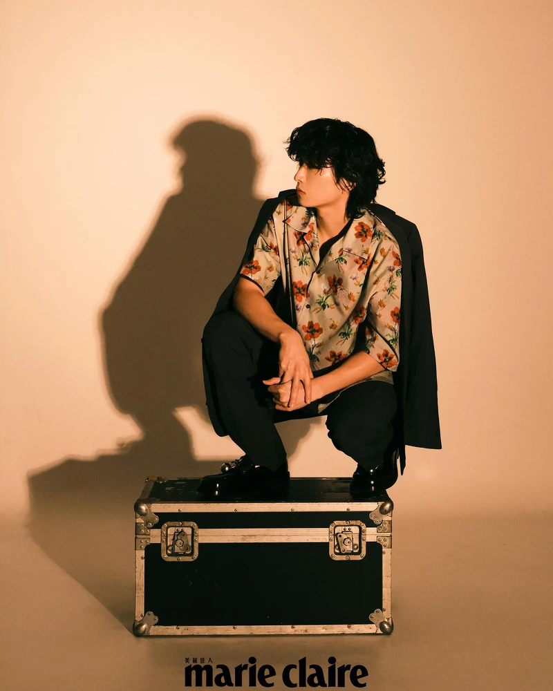 灰色西裝外套、灰色西裝長褲、金屬吊環樂福鞋,all by Prada;印花襯衫,Loewe。 灰色西裝外套、灰色西裝長褲、金屬吊環樂福鞋,all by Prada;印花襯衫,Loewe。