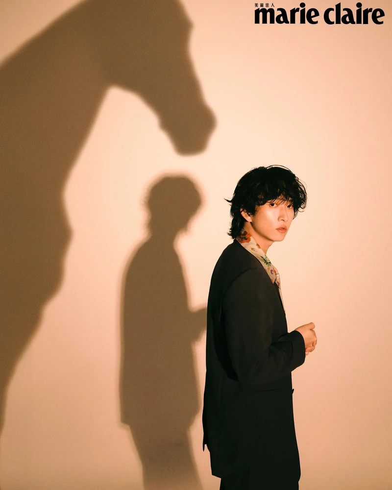 灰色西裝外套、灰色西裝長褲、金屬吊環樂福鞋,all by Prada;印花襯衫,Loewe。 灰色西裝外套、灰色西裝長褲、金屬吊環樂福鞋,all by Prada;印花襯衫,Loewe。